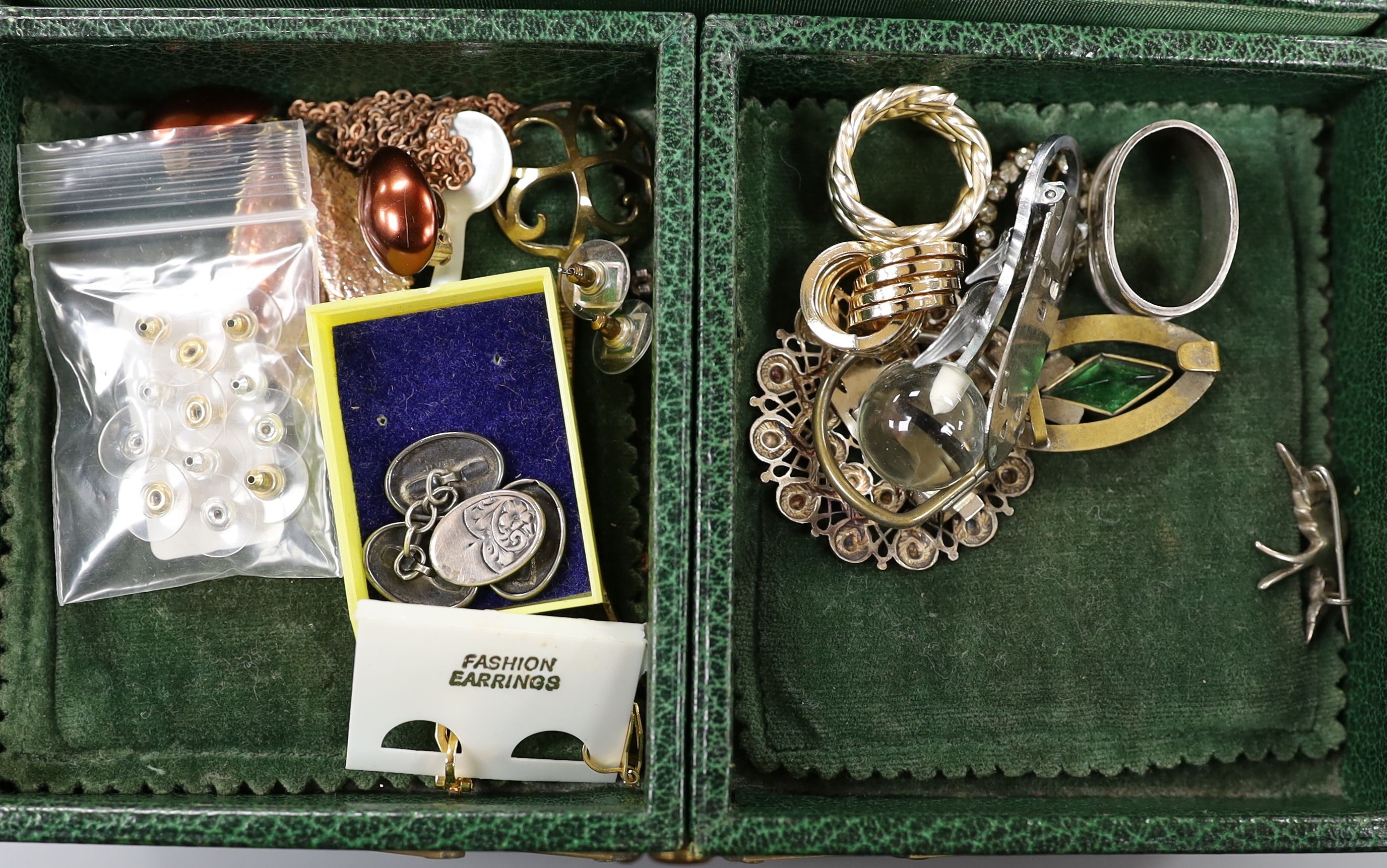 A quantity of assorted costume jewellery.